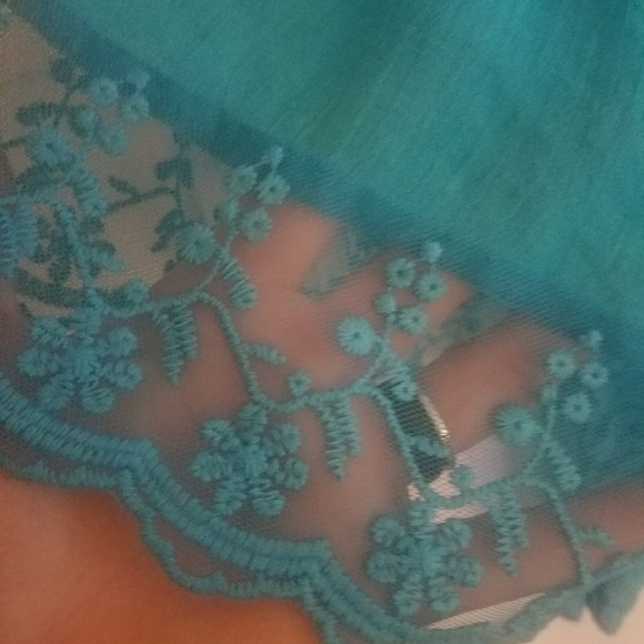 Lace trimmed peasant top - Picture 2 of 3